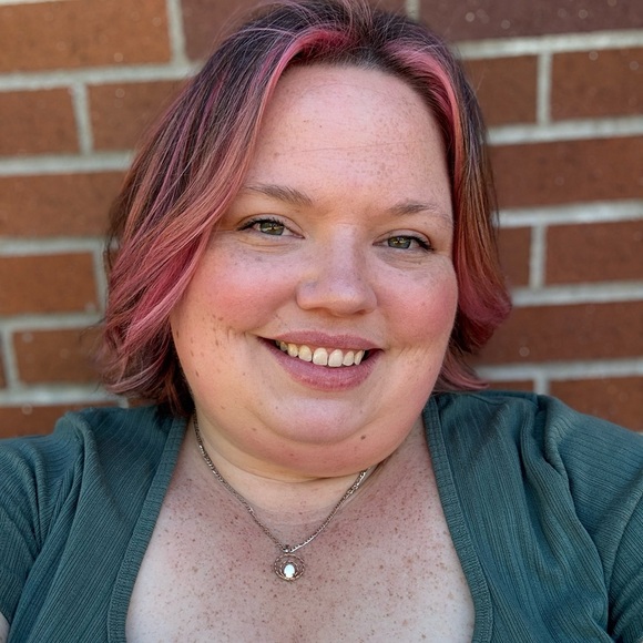 Meet your Posher, Cynthia - Picture 1 of 1